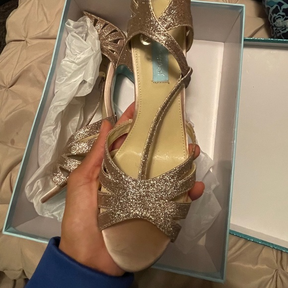 Gold heels - Picture 2 of 4